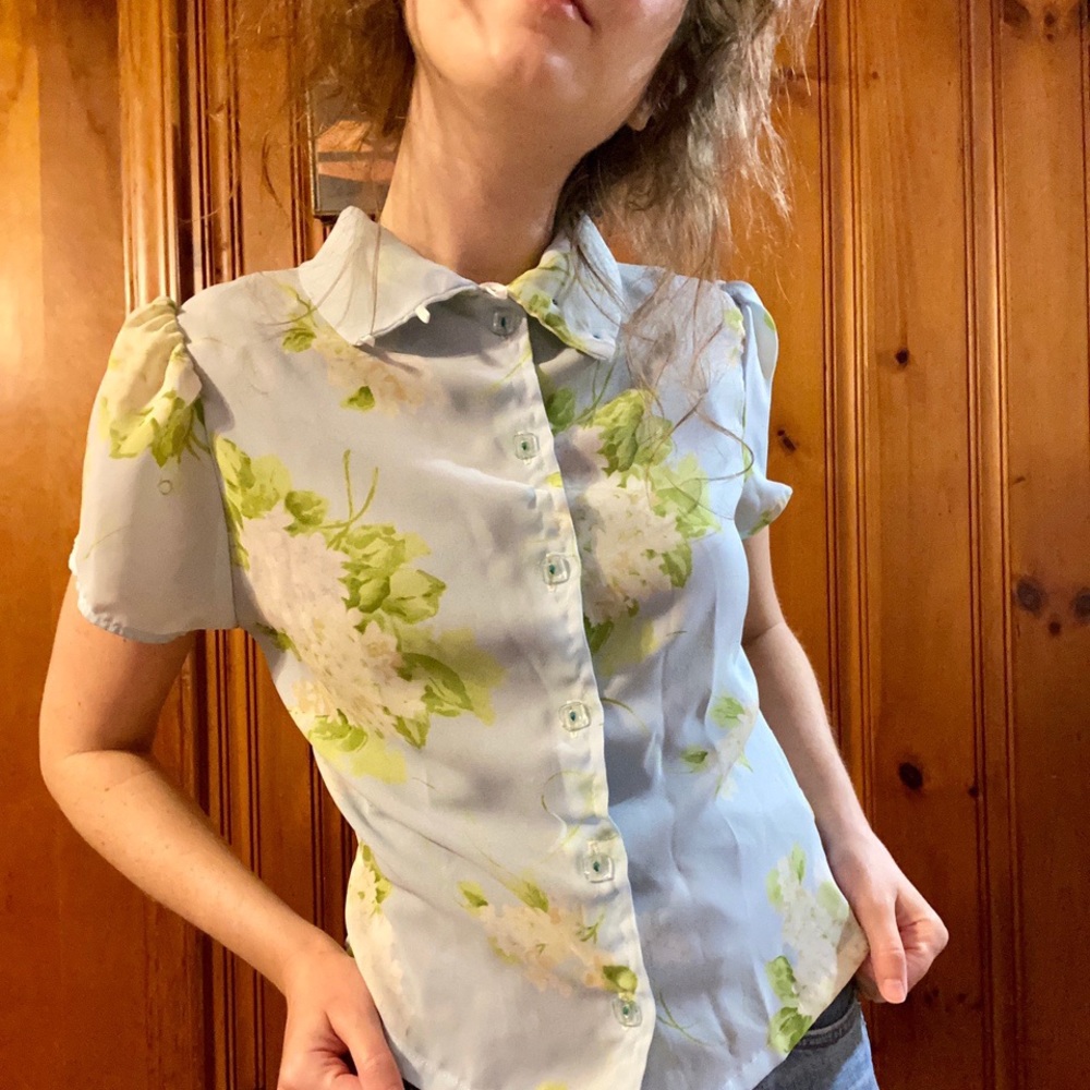 Vintage flouncy floral blouse with square buttons
